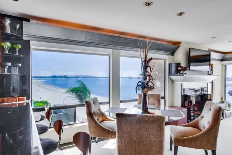 Corner Bayfront balcony, beach, parking, bikes 4