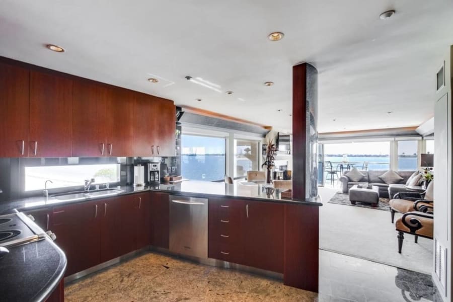 Corner Bayfront balcony, beach, parking, bikes 5