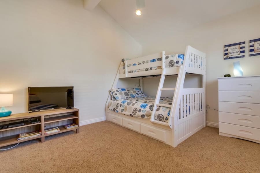 New Floors! Steps to bay-familyfriendly+AC+parking 4