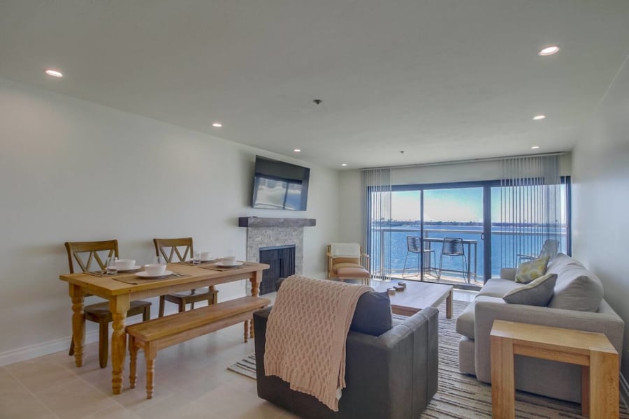 Bayfront 4th fl. balcony, parking, beach, bikes 4