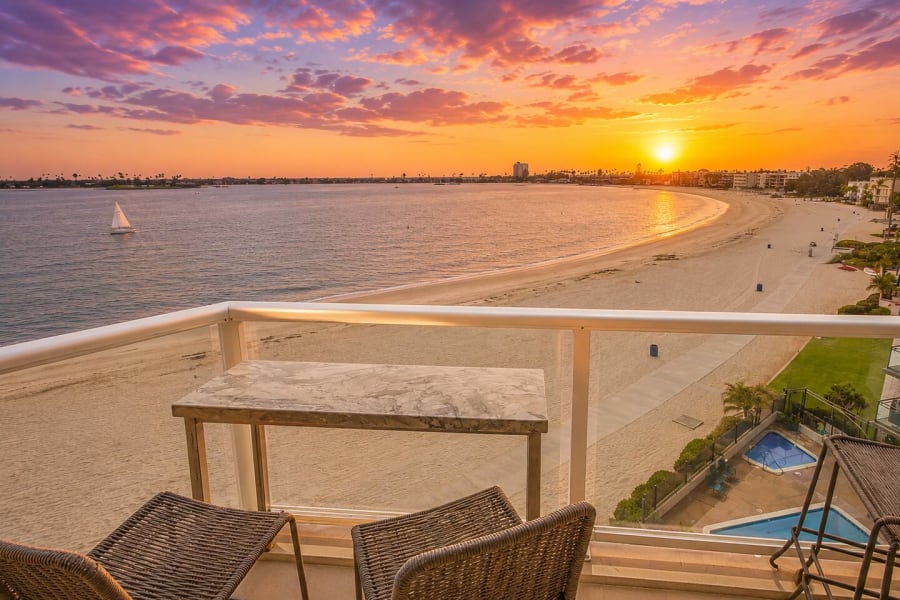 Bayfront 4th fl. balcony, parking, beach, bikes 1