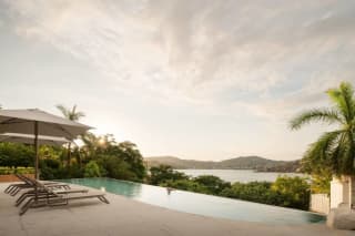 Walk to Beach - Luxury 2 bed 2 bath at Armadillo
