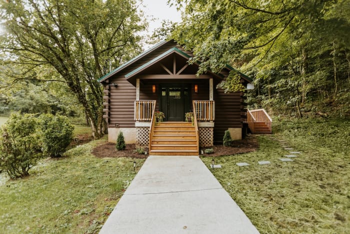 Evergreen Hideaway cabin photo 1