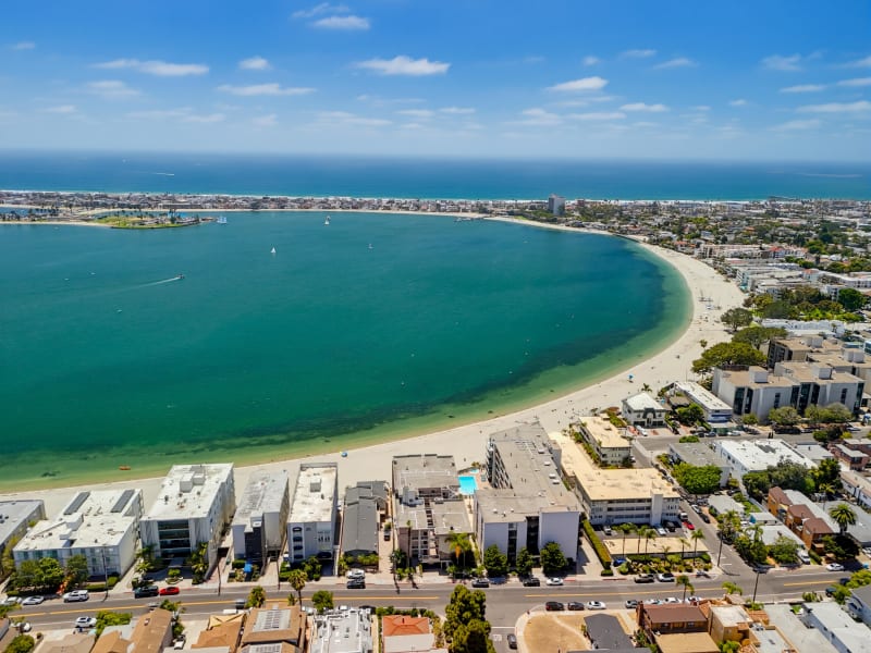 Bayfront 3bd direct beach access, parking, bikes 1