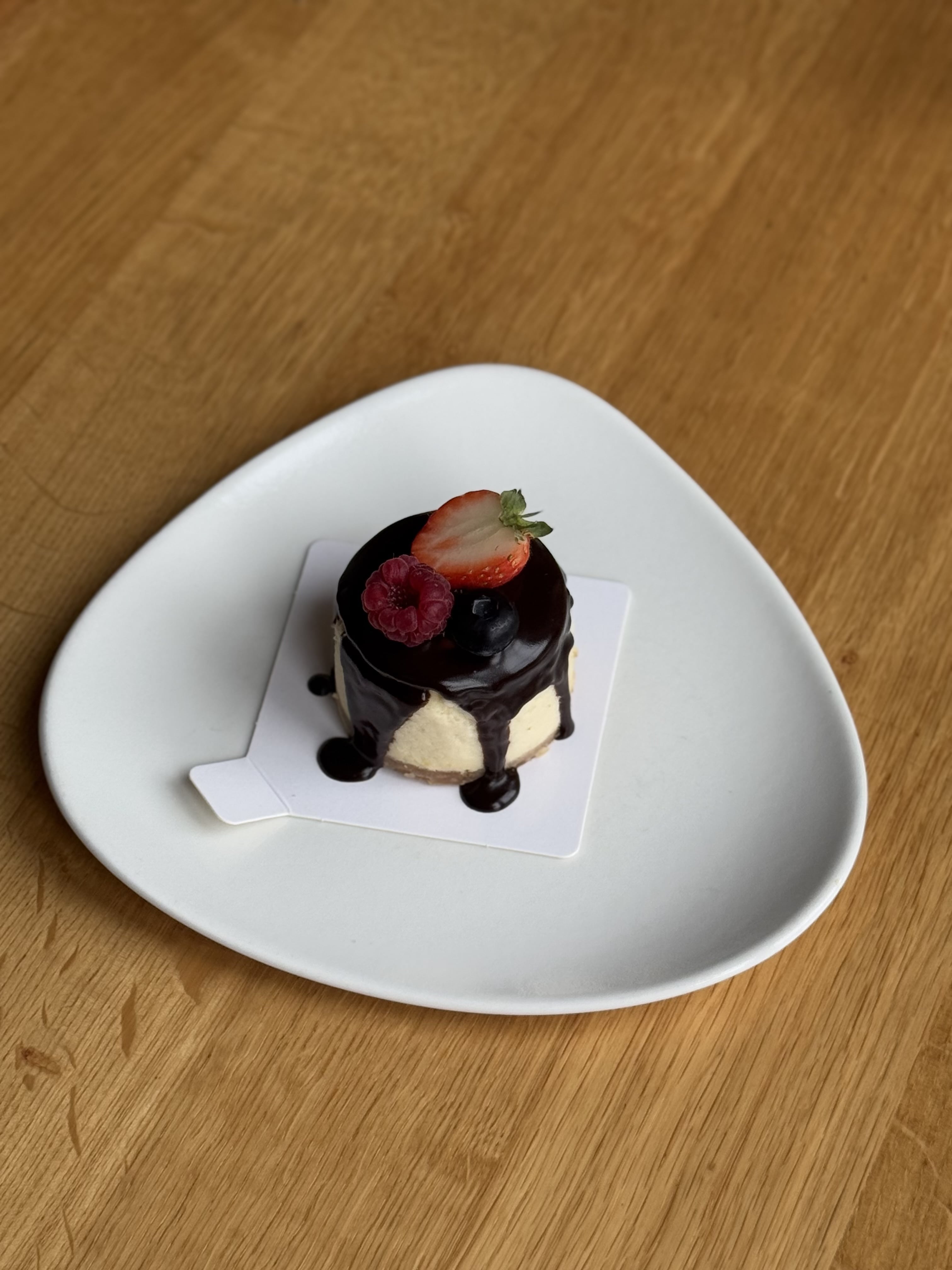 Mini serniczek z czekoladą i owocami