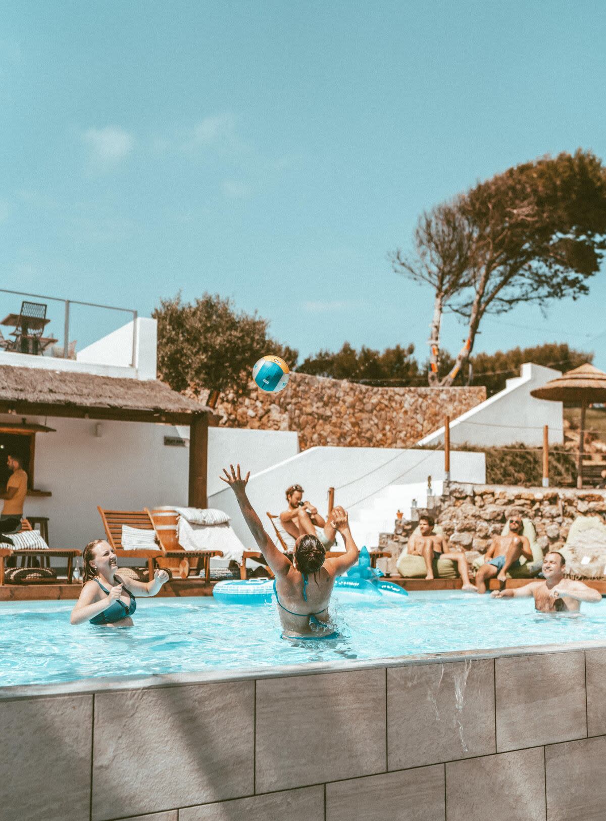 Lapoint Ericeira zona de piscina con hu&eacute;spedes