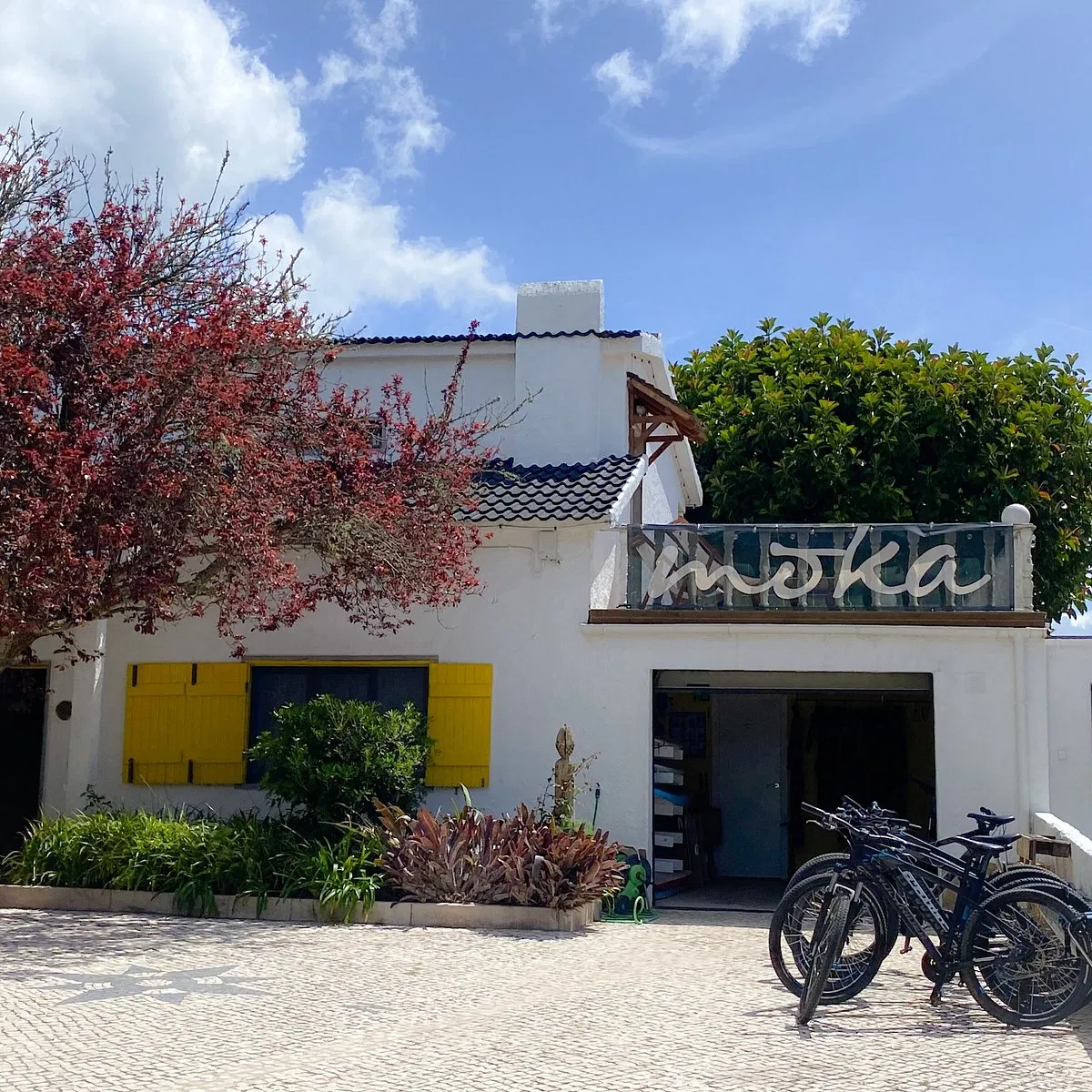 Moka Surfhouse and Yoga Retreat - Surf Camp in Portugal