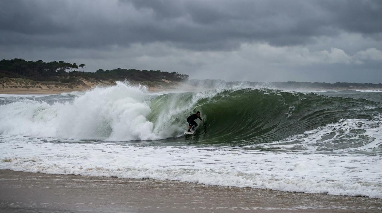 Hossegor — barrel pesado e oco na La Gravière, céu dramático, areia branca