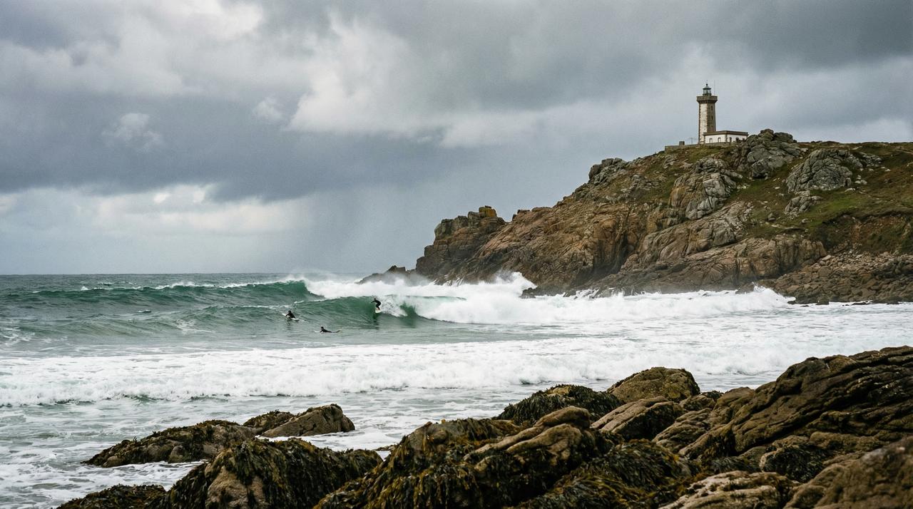La Torche, Bretanha — farol sobre os rochedos, ondas atlânticas a rebentar