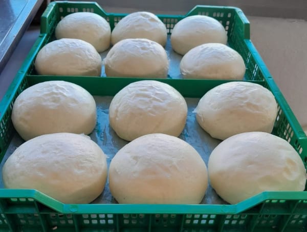 Cajones con bollos de masa de pan bao en la fábrica