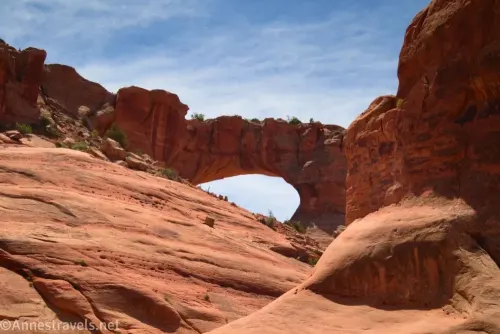 An arch in red rock cliffs