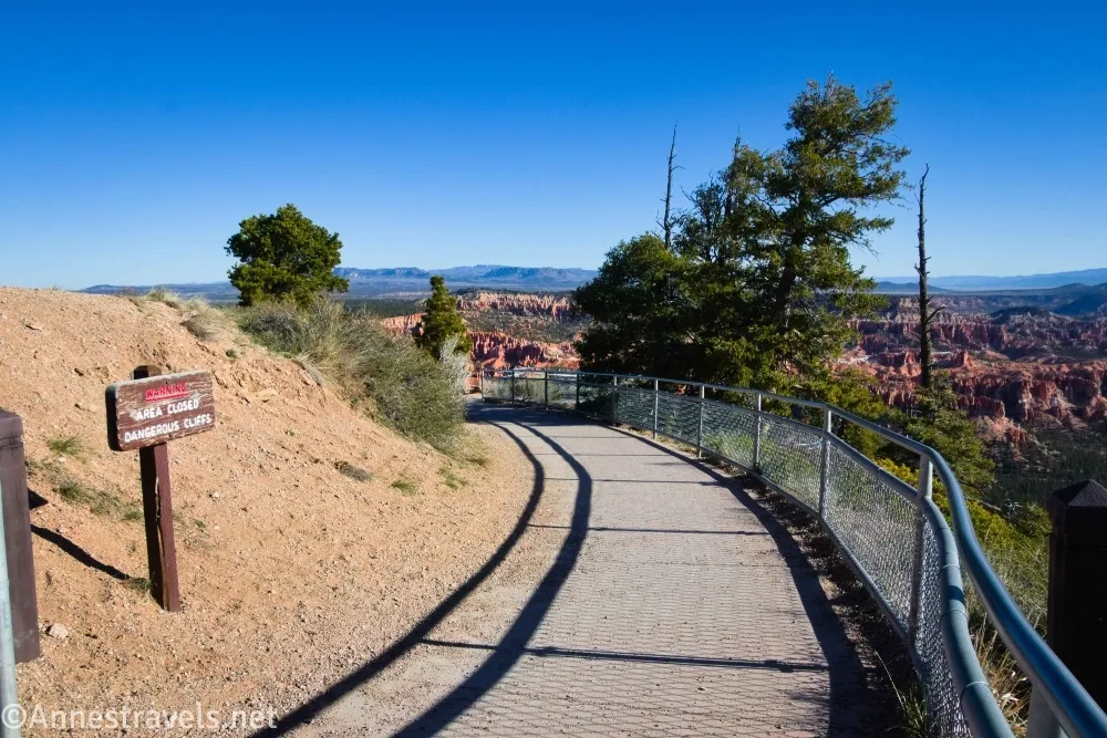 A sign and a fence along the Bryce Point Trail in Bryce Canyon National Park, Utah