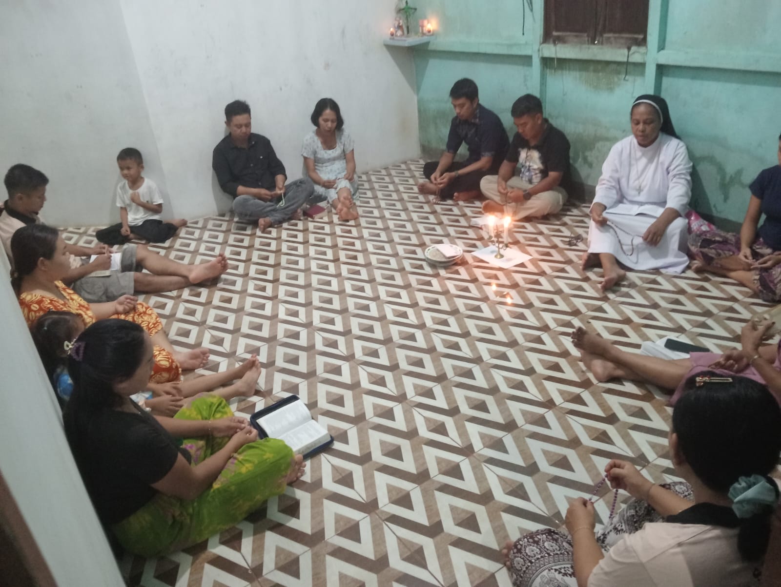 Kunjungan Hari Kedua, Suster OSA Pimpin Doa Rosario Bersama Umat di Kring - Foto 4