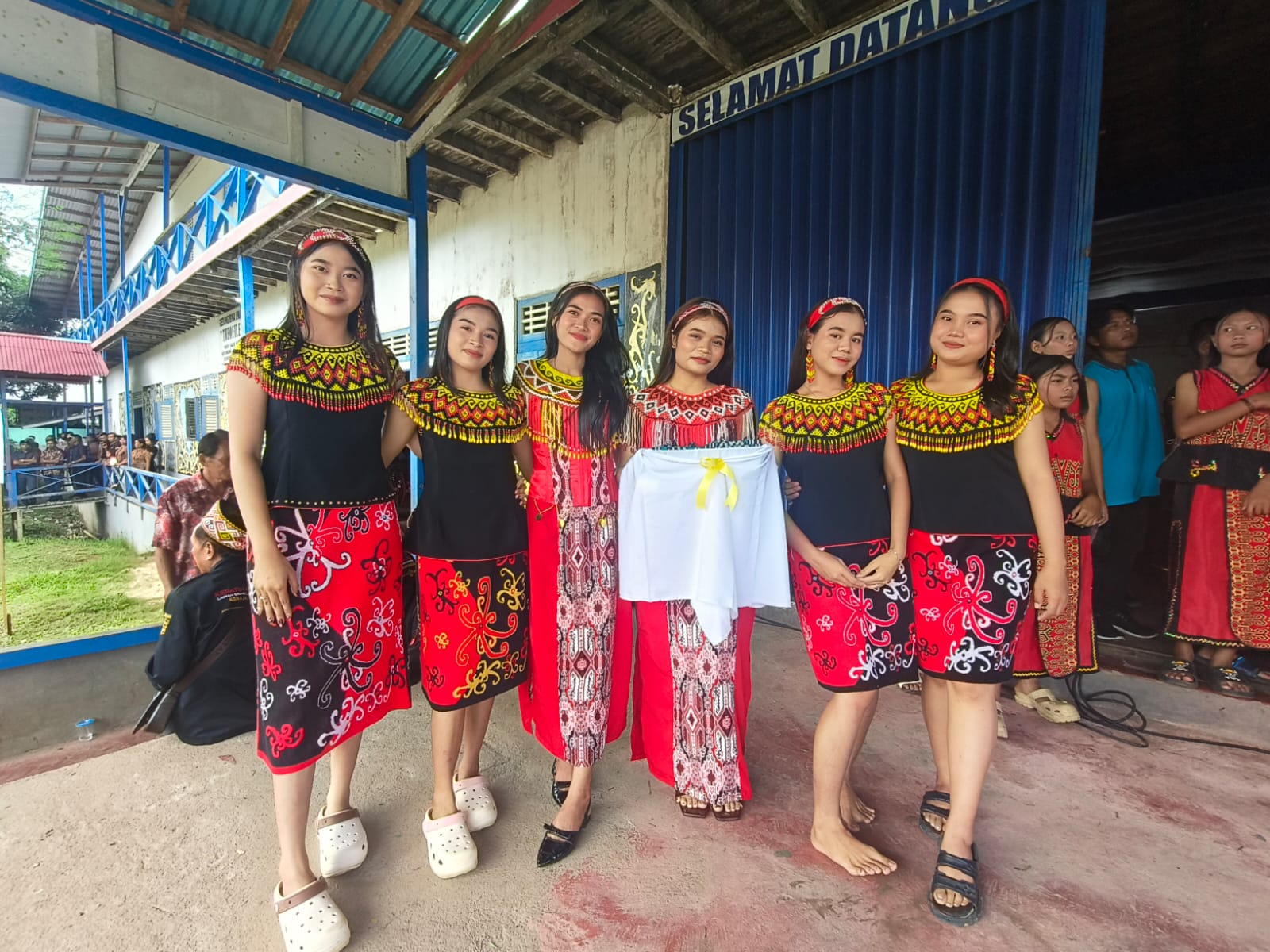 Suasana Meriah Warnai Kunjungan Bupati Ketapang ke Paroki Menyumbung - Foto 8