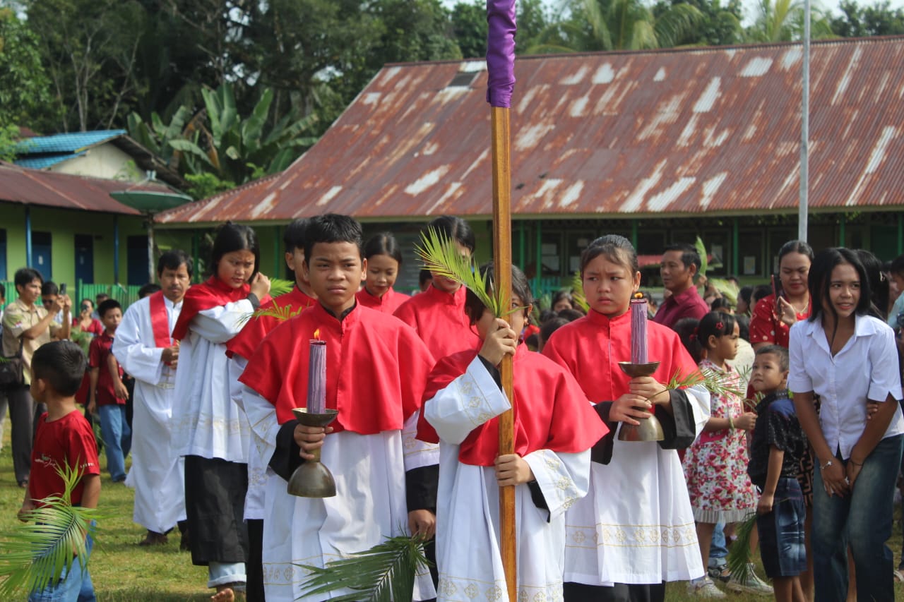 Rangkaian Trihari Suci dan Paskah 2025 Berlangsung Khidmat di Menyumbung - Foto 13