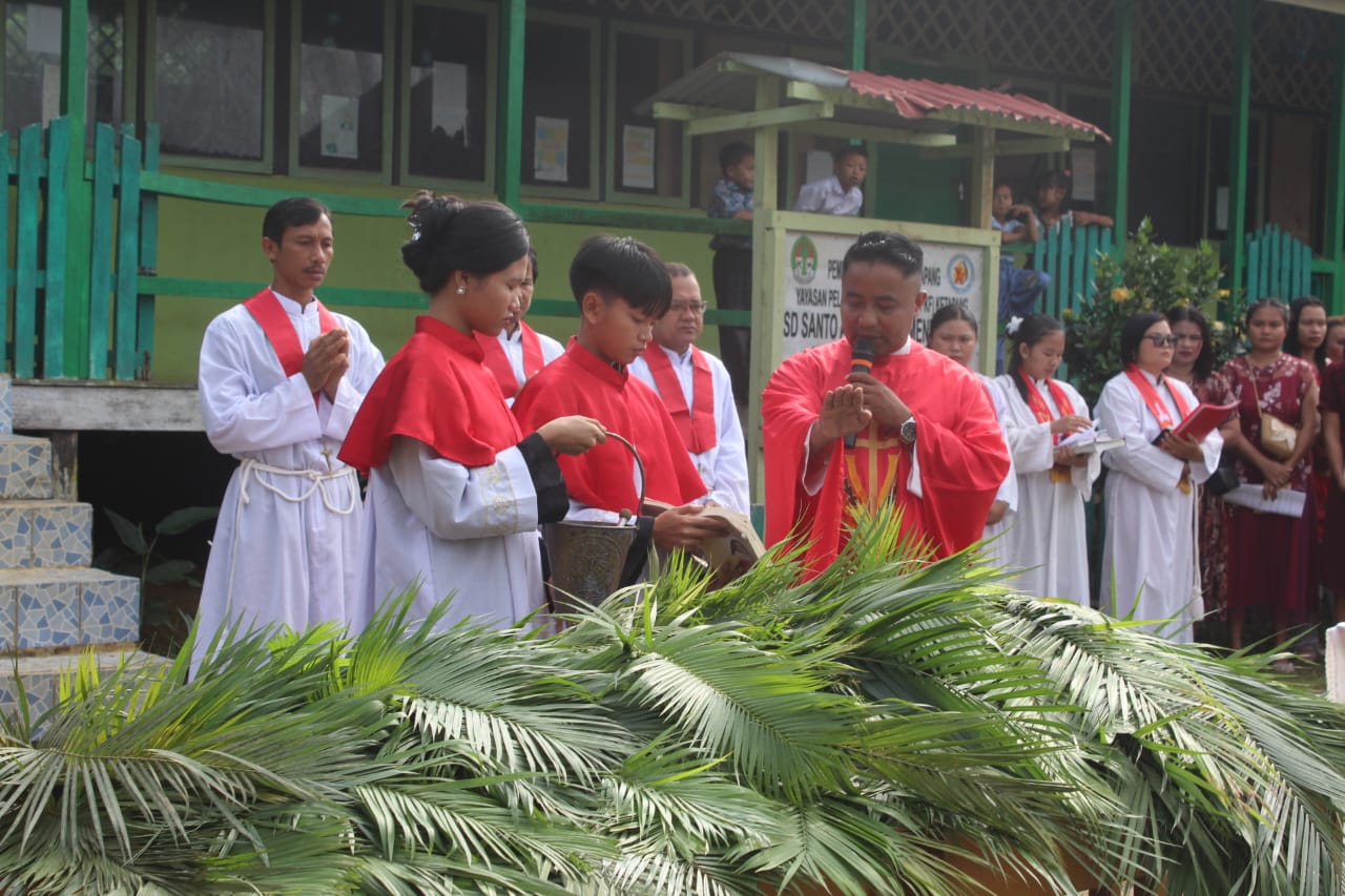 Rangkaian Trihari Suci dan Paskah 2025 Berlangsung Khidmat di Menyumbung - Foto 14