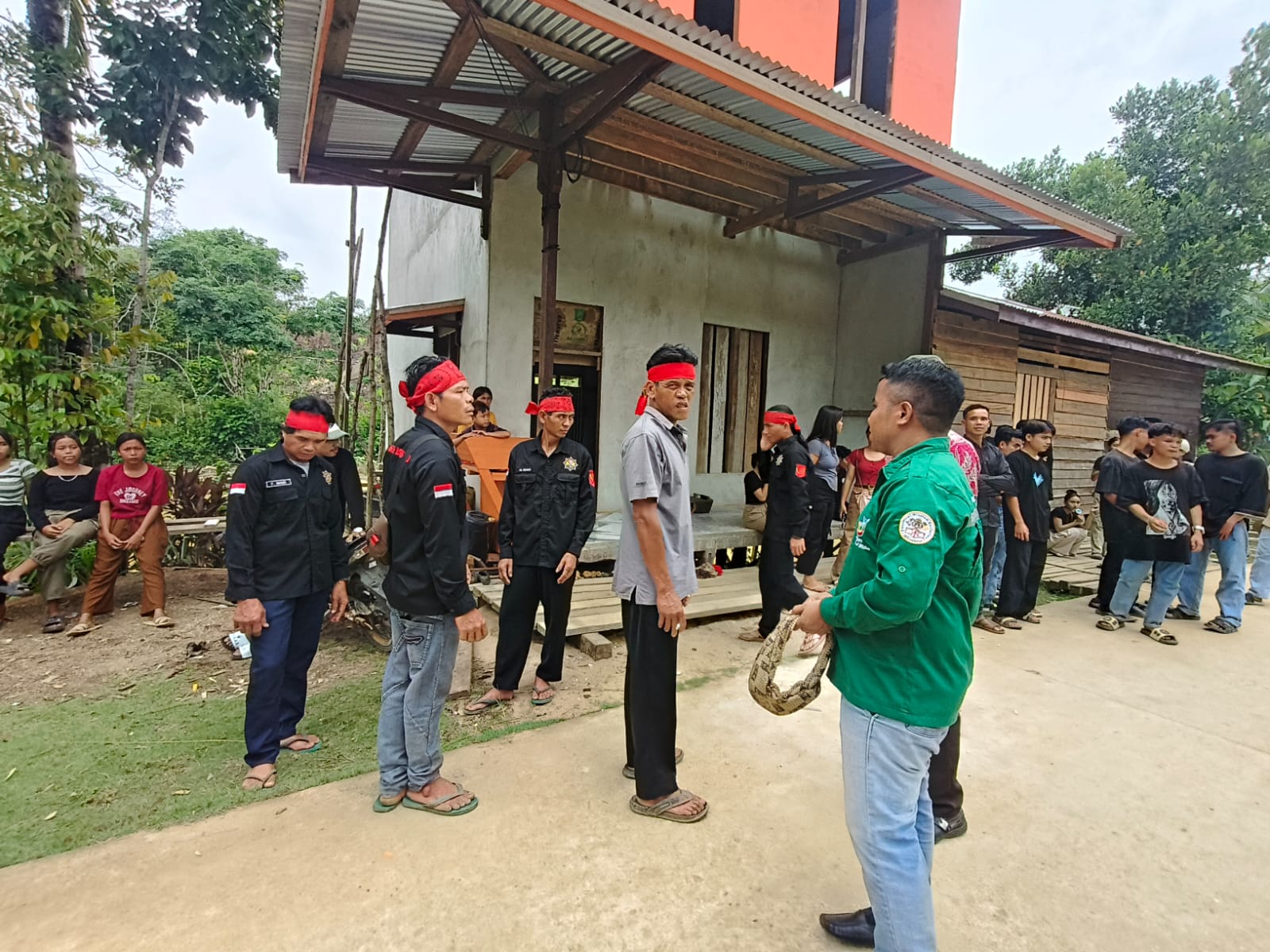 Pembinaan dan Krisma 2025 di Stasi Santo Mikhael Kenabung Berlangsung Khidmat - Foto 8