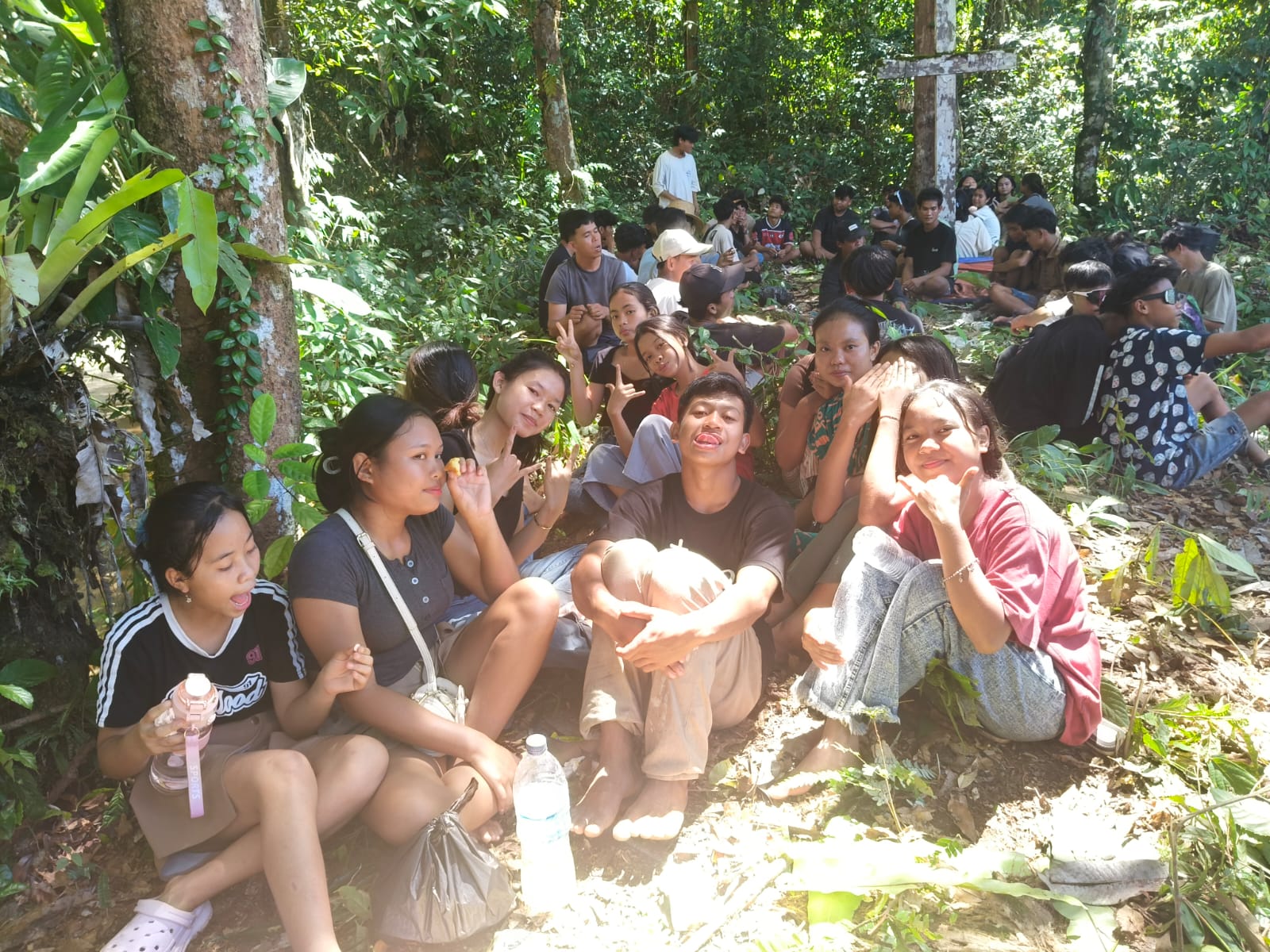 Pembinaan dan Krisma 2025 di Stasi Santo Mikhael Kenabung Berlangsung Khidmat - Foto 7
