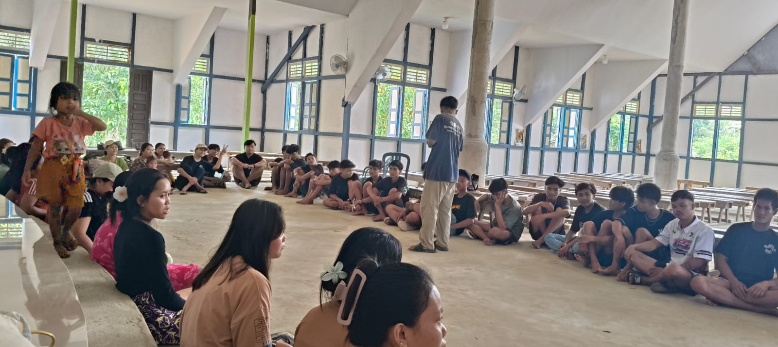 Pembinaan dan Krisma 2025 di Stasi Santo Mikhael Kenabung Berlangsung Khidmat - Foto 9