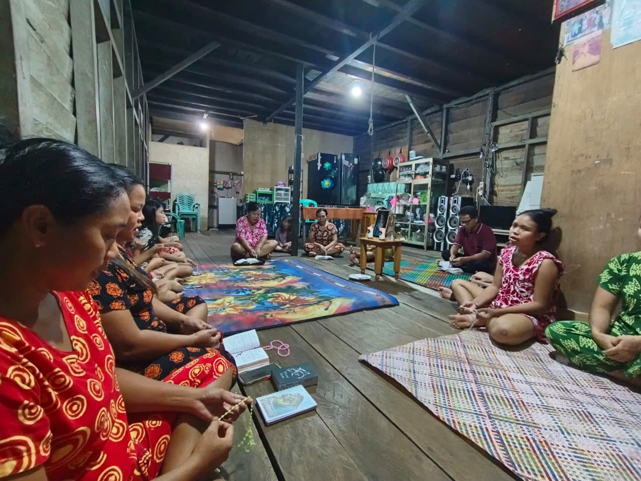 Umat Kring 6 Wilayah 2 Gelar Doa Rosario pada Bulan Maria - Foto 5