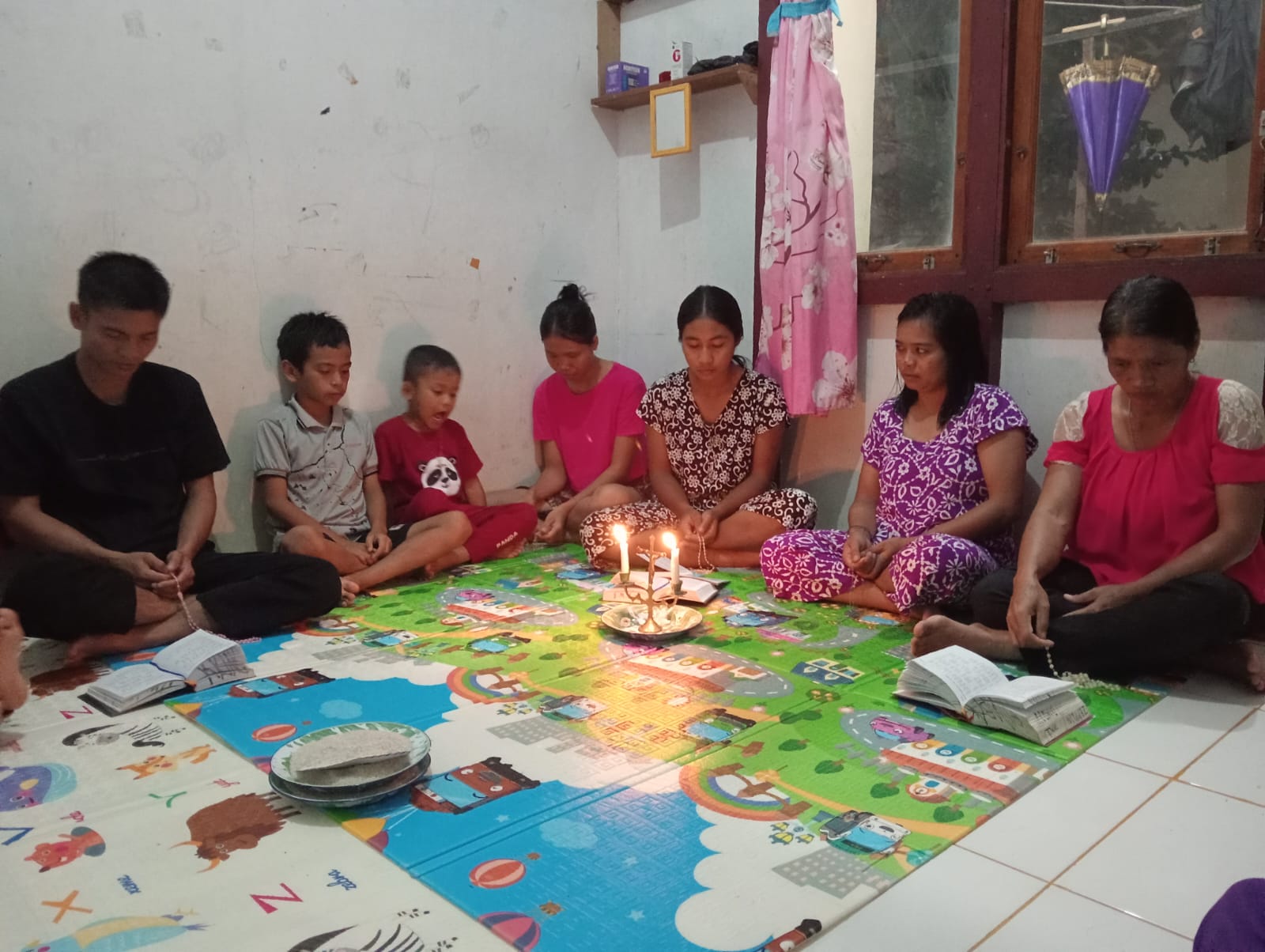 Umat Kring 6 Wilayah 2 Gelar Doa Rosario pada Bulan Maria - Foto 3