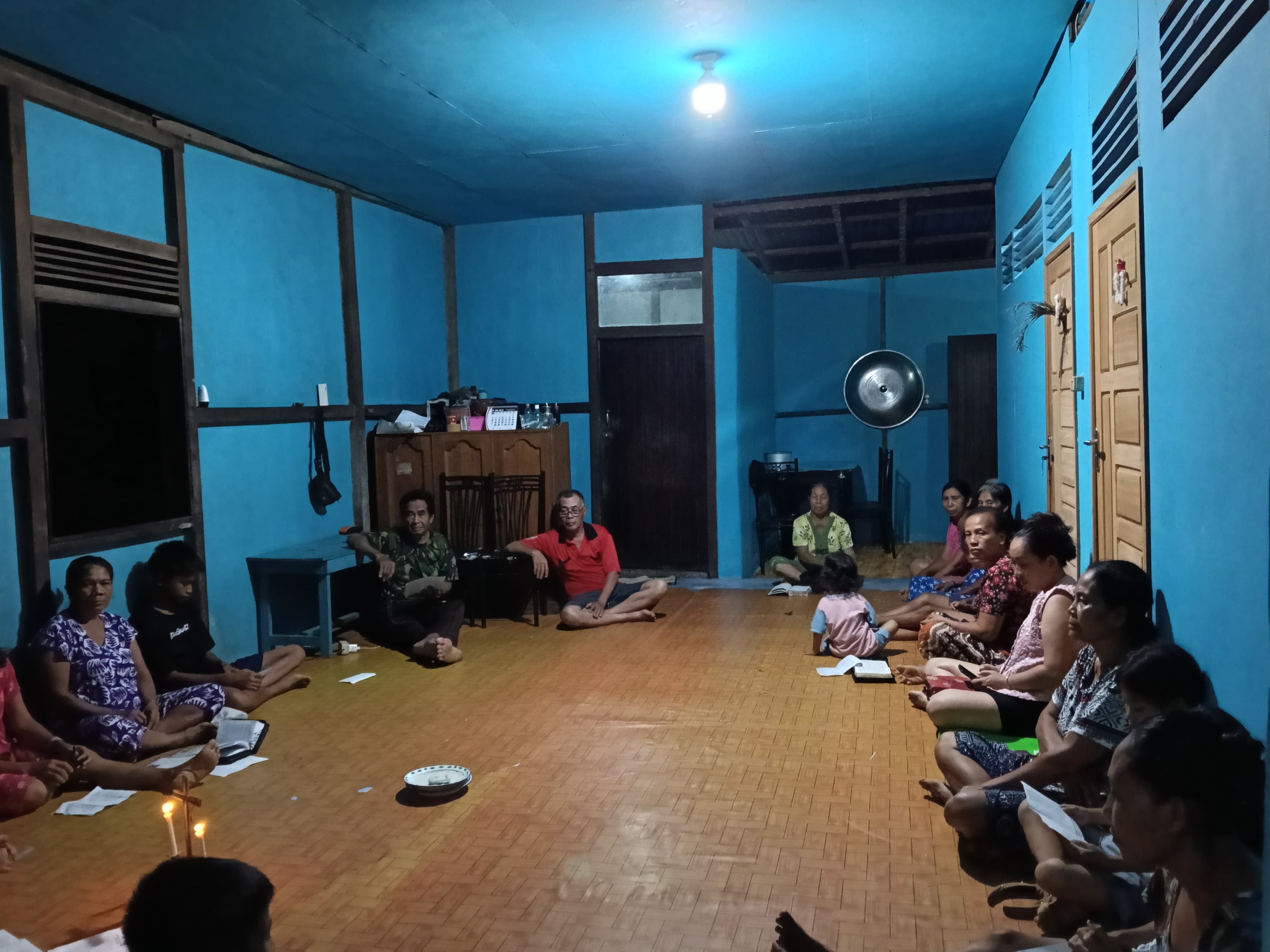 Umat Paroki Salib Suci Menyumbung Bersatu dalam Doa Rosario di Berbagai Kring dan Lingkungan - Foto 7