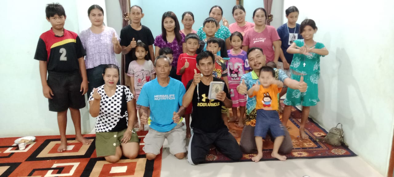 Umat Paroki Salib Suci Menyumbung Bersatu dalam Doa Rosario di Berbagai Kring dan Lingkungan - Foto 5