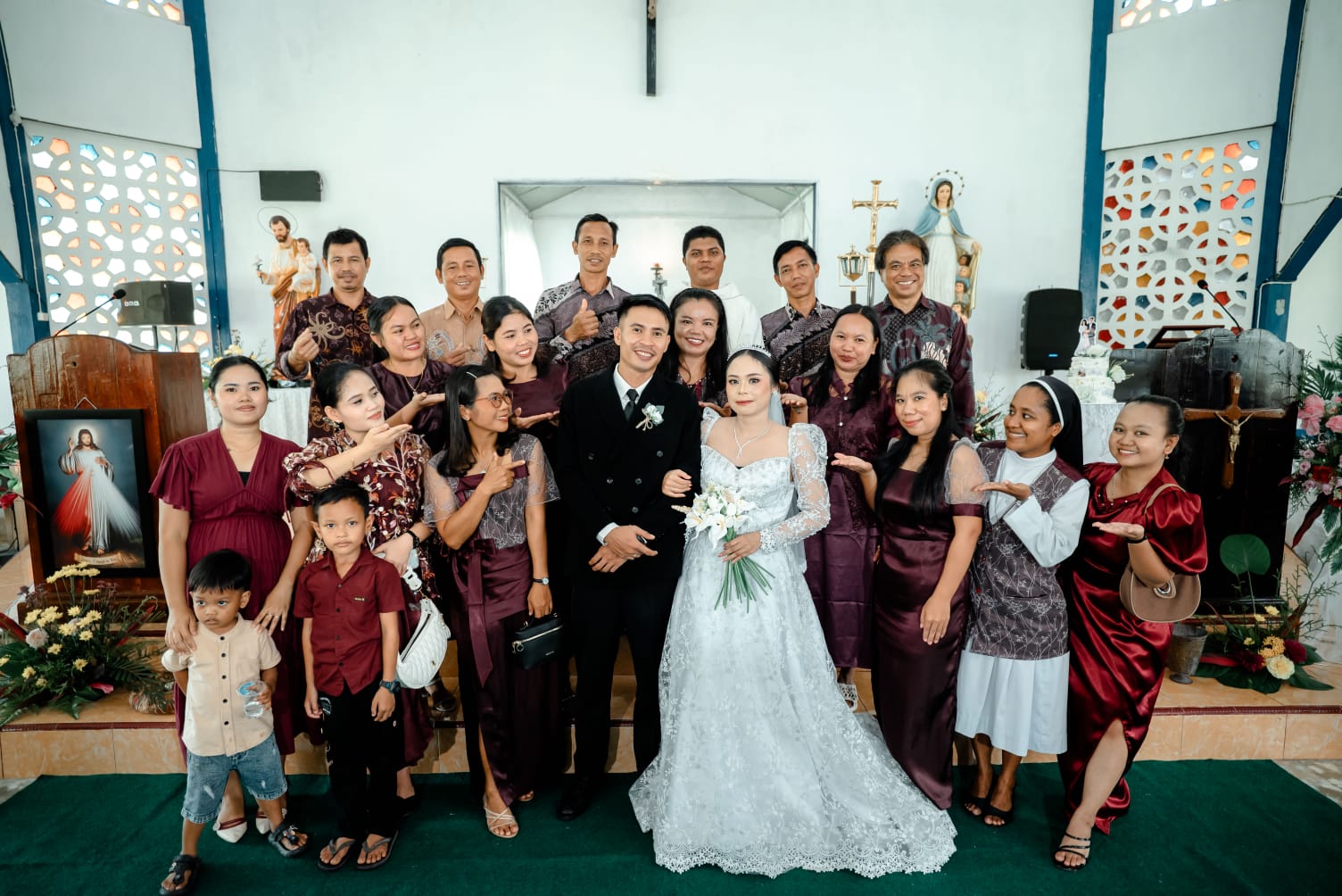 Sukacita Sakramen Perkawinan Asdi dan Ilen di Paroki Salib Suci Menyumbung - Foto 2