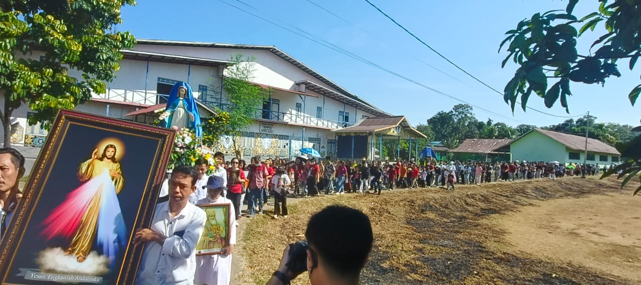 Prosesi Rosario Keliling Kampung Semarakkan Pesta Emas 50 Tahun Misi Suster OSA di Menyumbung - Foto 5