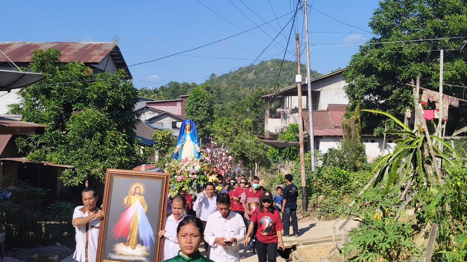 Prosesi Rosario Keliling Kampung Semarakkan Pesta Emas 50 Tahun Misi Suster OSA di Menyumbung - Foto 7