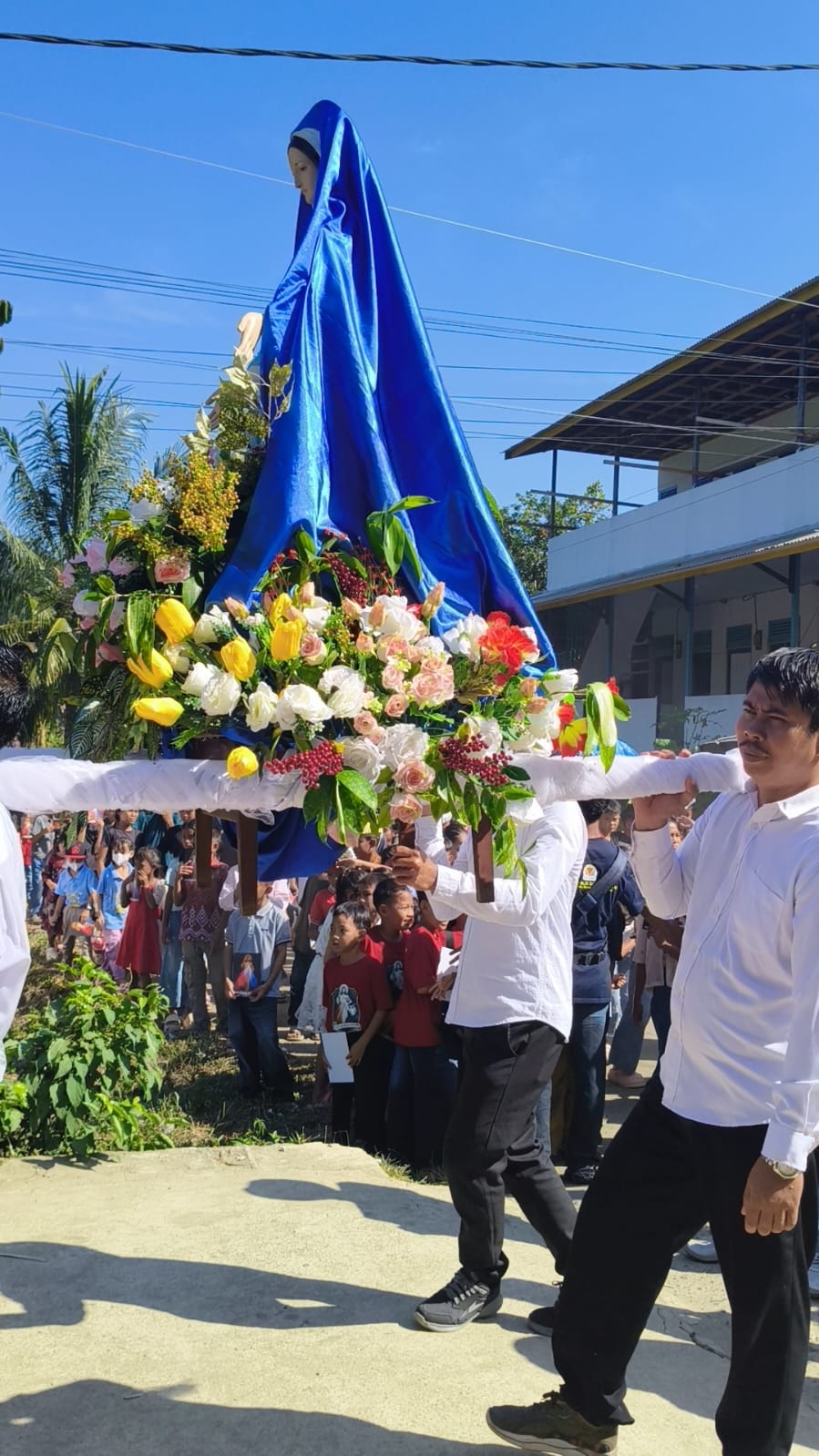 Prosesi Rosario Keliling Kampung Semarakkan Pesta Emas 50 Tahun Misi Suster OSA di Menyumbung - Foto 2