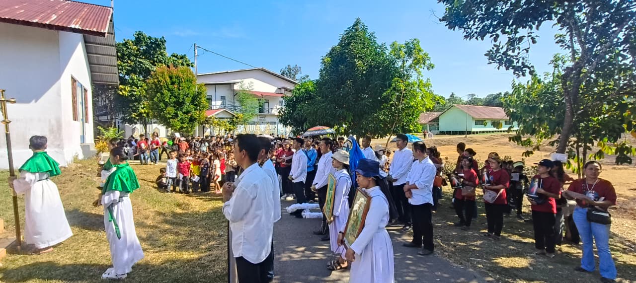 Prosesi Rosario Keliling Kampung Semarakkan Pesta Emas 50 Tahun Misi Suster OSA di Menyumbung - Foto 9