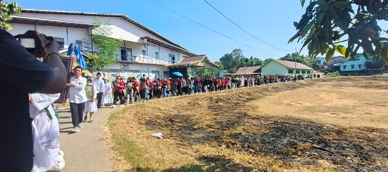 Prosesi Rosario Keliling Kampung Semarakkan Pesta Emas 50 Tahun Misi Suster OSA di Menyumbung - Foto 4