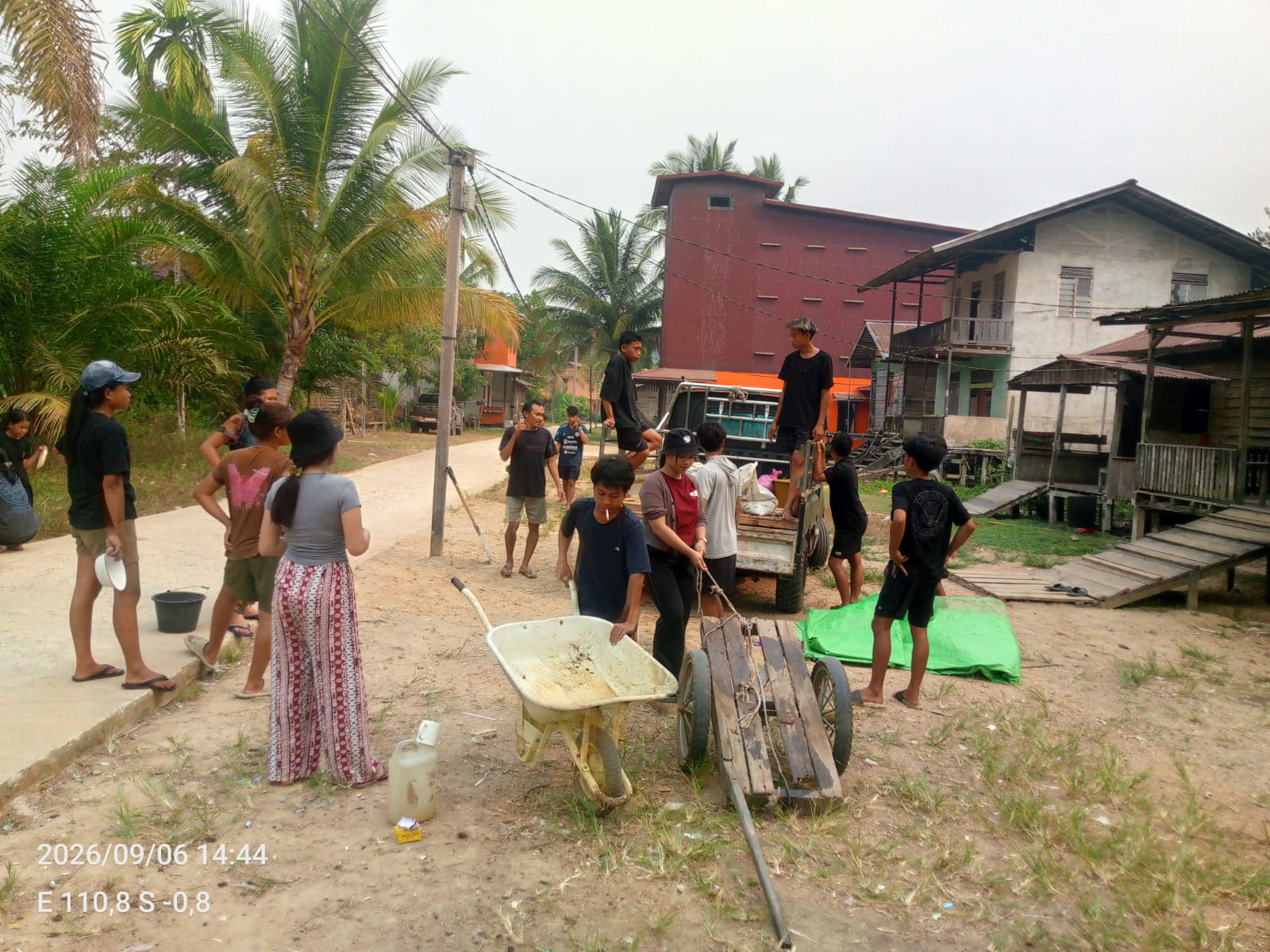 Kegiatan gotong royong Untuk Pembangun Gereja Oleh OMK St Mikael kenabung - Foto 2