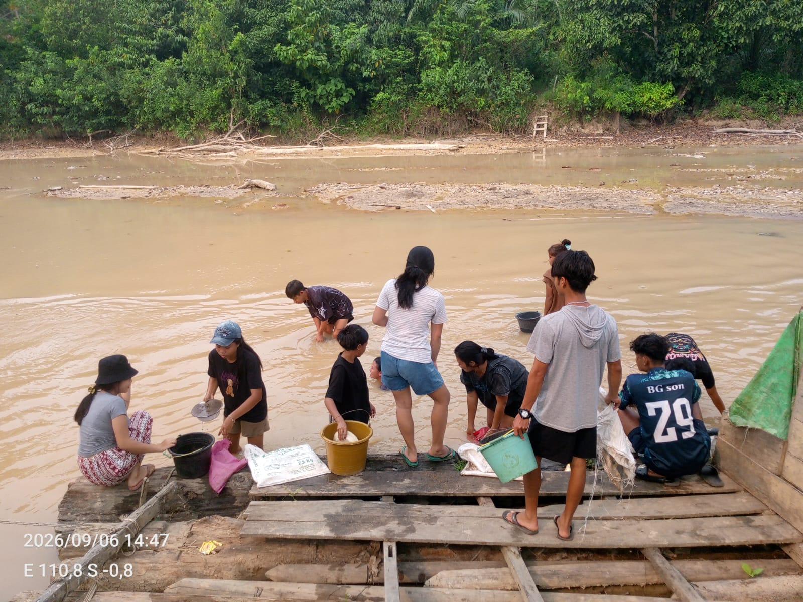 Kegiatan gotong royong Untuk Pembangun Gereja Oleh OMK St Mikael kenabung - Foto 3