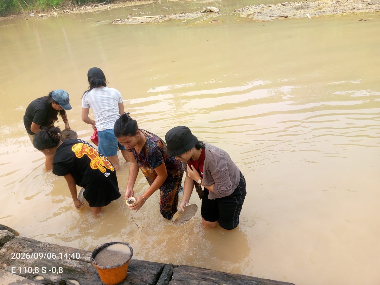 Kegiatan gotong royong Untuk Pembangun Gereja Oleh OMK St Mikael kenabung - Foto 5