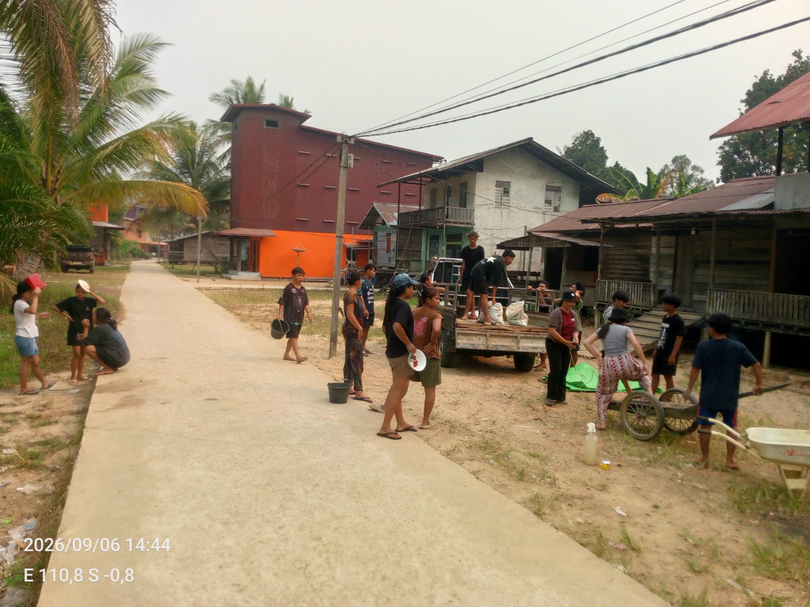 Kegiatan gotong royong Untuk Pembangun Gereja Oleh OMK St Mikael kenabung - Foto 4