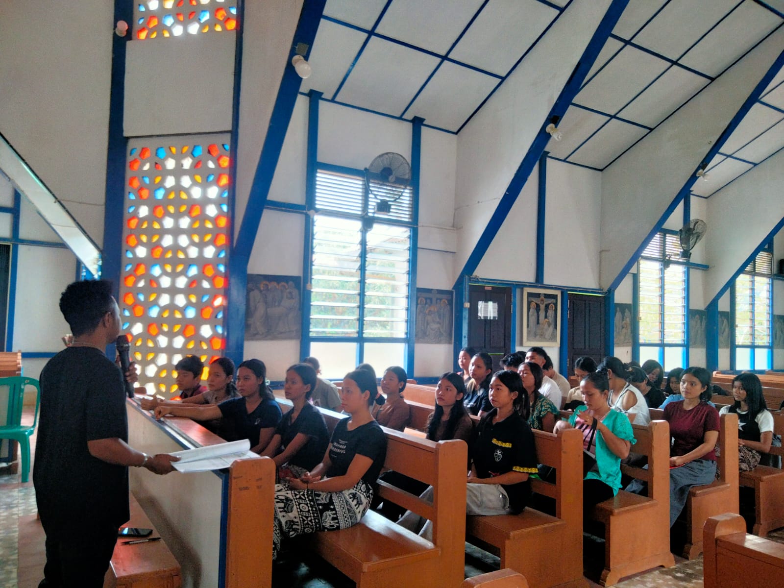 Pembinaan penerima Sakramen Krisma oleh Diakon Dedy - Foto 2