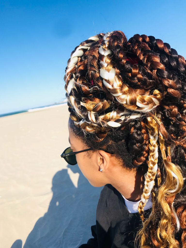 Beach profile with sculptural box braids