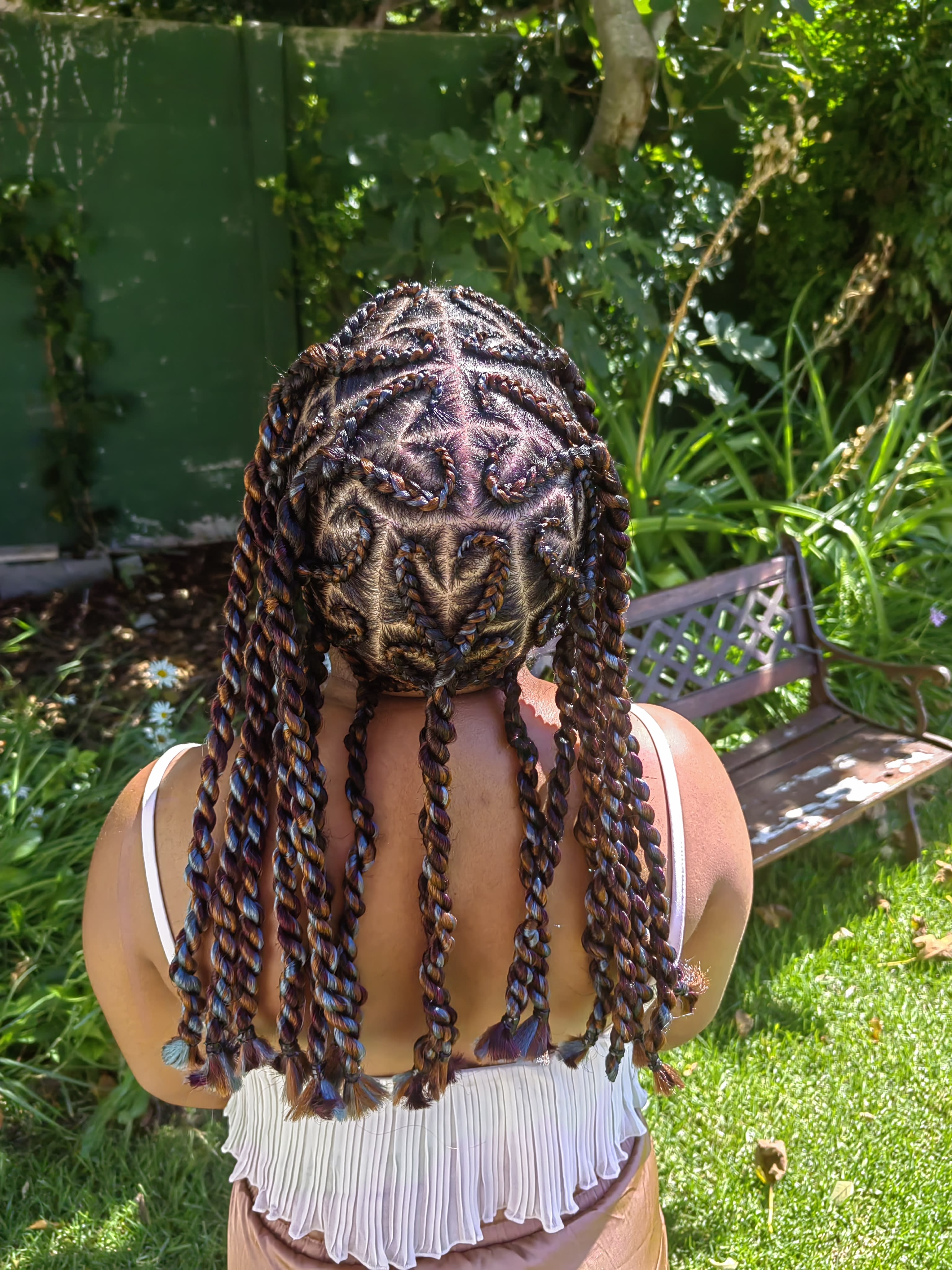 A geometric crown of braids seen from behind
