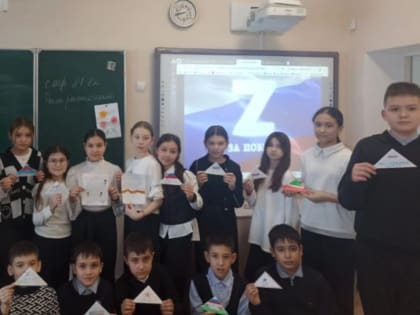 Учащиеся гимназии собрались вместе, чтобы принять участие в акции «Письмо солдату»