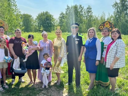 Многодетной семье из Верхнеуслонского района вручили автолюльку