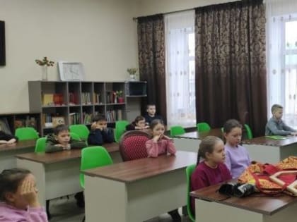 Воспитанникам воскресной школы рассказали о видах облачений священнослужителей