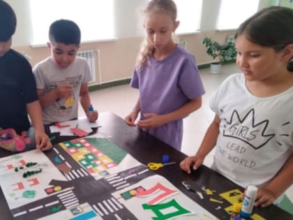 Аппликацию по ПДД «Дорога в школу» сделали уруссинские ребята пришкольного лагеря