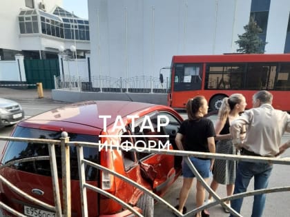В Казани «краснобус» столкнулся с легковым авто