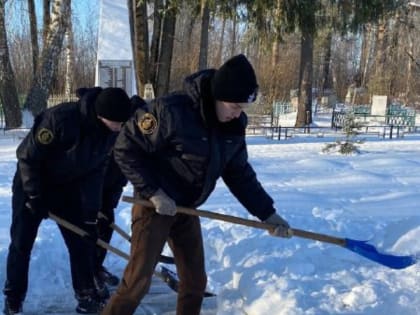 Центром “Форпост” был организован субботник на братской могиле