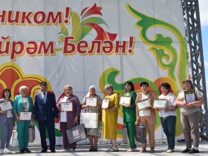 На главной сцене Сабантуя – 2024 Главой района Гилмановым Камилем Камаловичем были награждены лучшие сотрудники социальной отрасли района.