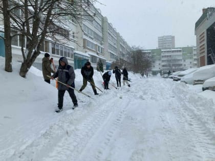 «Снежное одеяло в момент не убрать»: когда Челны устранят последствия мощного снегопада
