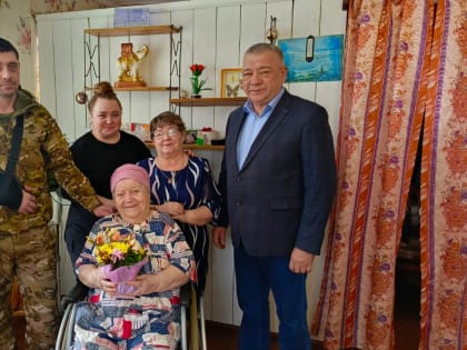 Глава района Фаргат Мухаметов поздравил с 94-летием Хамидуллину Накию Ситдиковну