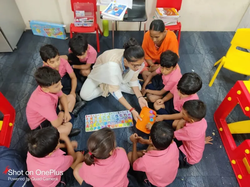 MOM'S CHAMP PLAY SCHOOL